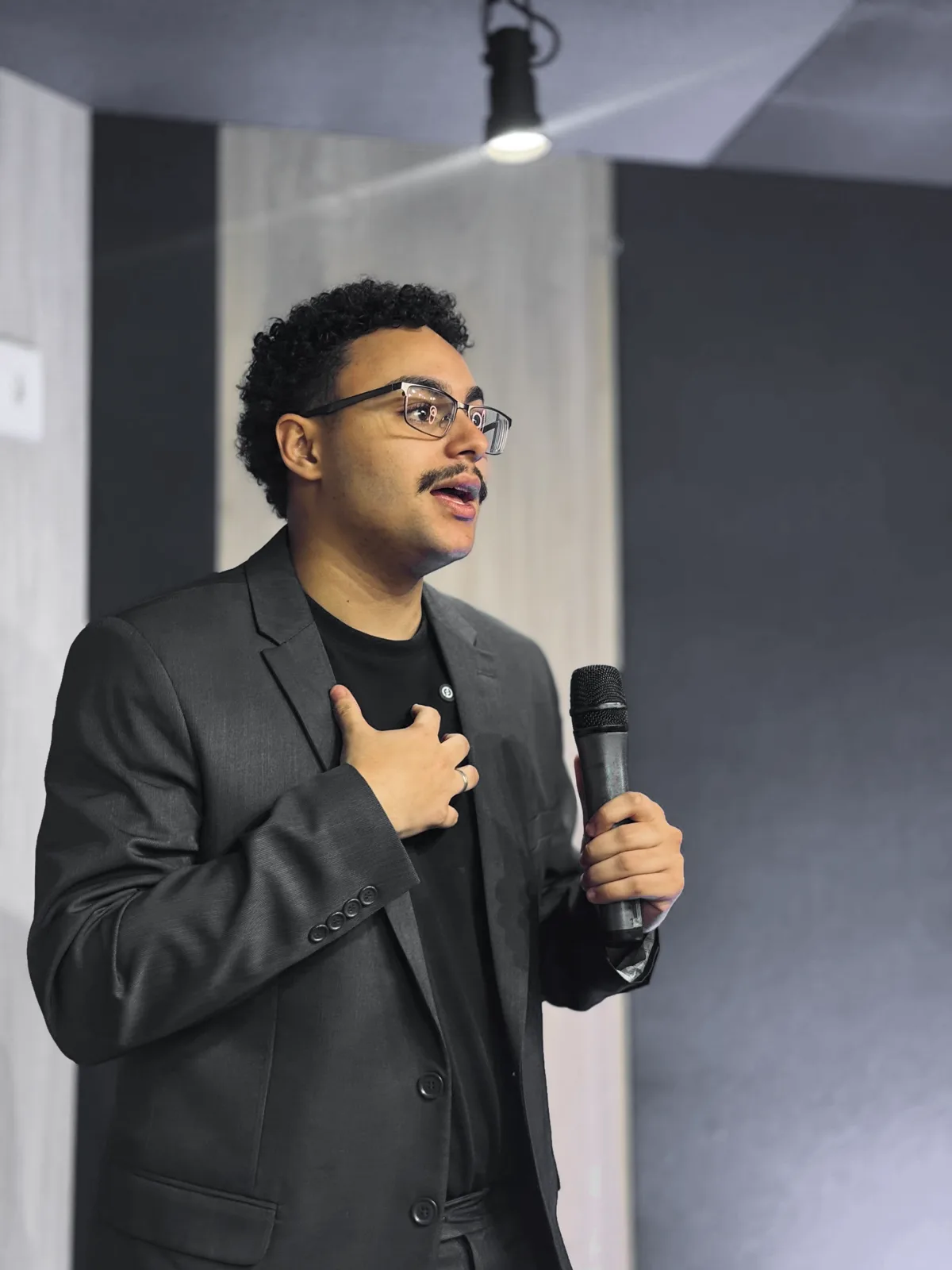 Luan Alves falando no palco